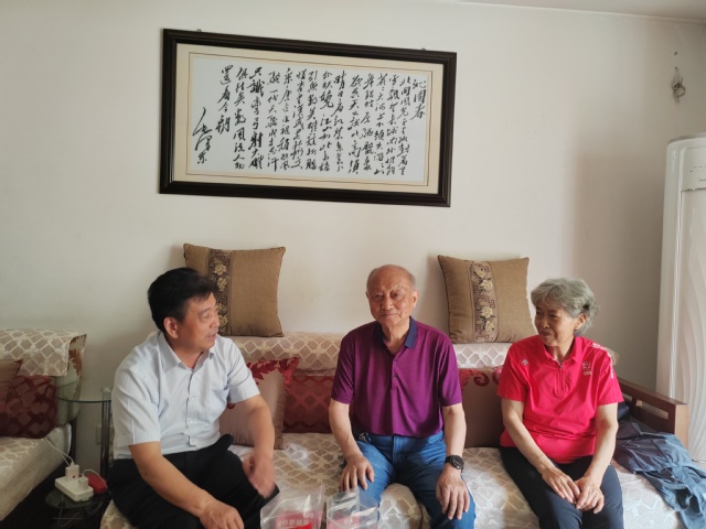 <a href='/27/25/c766a206629/page.htm' target='_blank' title='情暖“七一”送关怀，走访慰问老党员——离退休党委开展“七一”走访慰问活动'>情暖“七一”送关怀，走访慰问老党员——离退休党...</a>